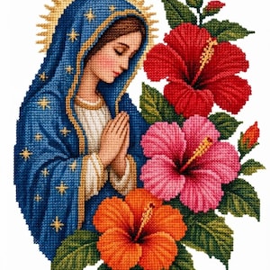Puede incluir: Un patrón de punto de cruz que representa a la Virgen de Guadalupe con un manto azul, detalles de estrellas doradas y un halo dorado. Se muestra de perfil con las manos juntas en oración, rodeada de flores de hibisco rojas, rosas y naranjas.