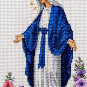 Puede incluir: Un bordado de punto de cruz que representa una figura con un velo blanco y una túnica larga azul con un fajín. La figura está rodeada por un halo de doce estrellas amarillas y se encuentra detrás de un grupo de flores rosas, moradas y verdes.