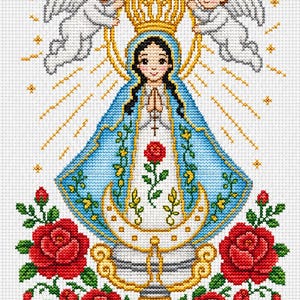 Puede incluir: Un patrón de punto de cruz con una figura central vestida con túnica blanca y manto azul, con una corona dorada. Dos querubines alados flotan encima, mientras que rosas rojas con hojas verdes rodean la base del diseño.