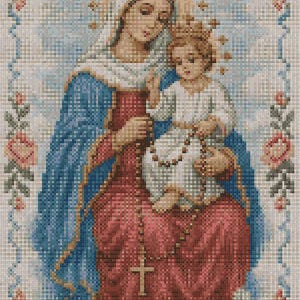 Puede incluir: Un patrón de punto de cruz que representa una figura coronada con vestido rojo y manto azul sosteniendo a un niño coronado con túnica blanca. Ambas figuras sostienen un rosario con una cruz. La escena está enmarcada por rosas y hojas verdes.