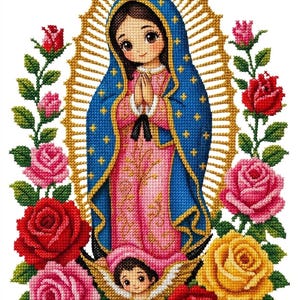 Puede incluir: Un bordado en punto de cruz que representa a la Virgen de Guadalupe con un manto azul de estrellas doradas sobre una túnica rosa, manos juntas en oración, rodeada por un halo dorado y rosas rojas, rosas y amarillas con hojas verdes.