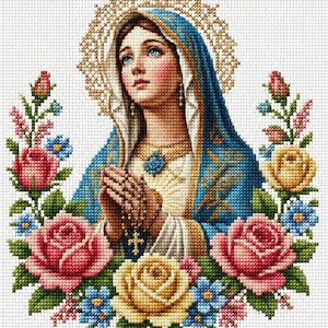 Puede incluir: Un patrón de punto de cruz que representa una figura con un velo azul y una prenda blanca, con las manos juntas en oración sosteniendo un rosario. La figura está rodeada por un arreglo floral de rosas rosas y amarillas con detalles azules y verdes.