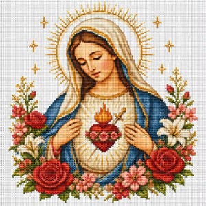 Puede incluir: Un patrón de punto de cruz que representa a la Virgen María con velo blanco y manto azul, con las manos sobre un corazón rojo central atravesado por una espada con una llama encima. La figura está rodeada de rosas rojas, lirios blancos y un halo.