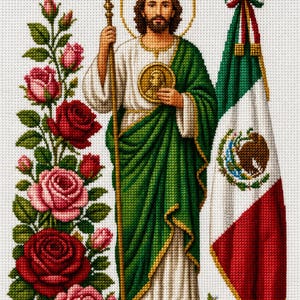 Puede incluir: Un patrón de punto de cruz con una figura barbuda con halo, vistiendo una túnica blanca y una capa verde, sosteniendo un bastón y un medallón dorado. A la izquierda hay rosas rosas y rojas, y a la derecha la bandera de México.