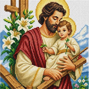 Puede incluir: Un patrón de punto de cruz que representa a San José sosteniendo al niño Jesús. José tiene cabello castaño y barba, viste una túnica crema y una capa roja oscura. Jesús viste una prenda blanca. Ambos tienen halos amarillos. Lirios blancos y una cruz de madera visibles.