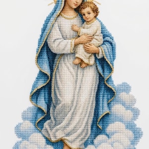 Puede incluir: Un bordado de punto de cruz que representa a la Virgen María sosteniendo al niño Jesús. María viste una túnica blanca y un manto azul con ribete dorado, de pie sobre nubes azules y blancas. Un halo dorado irradia detrás de su cabeza.