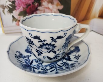 6 Beautiful Vintage Blue Danube cups with Saucers, Blue Onion Design, Elegant Tea Party,  Victorian style tea time