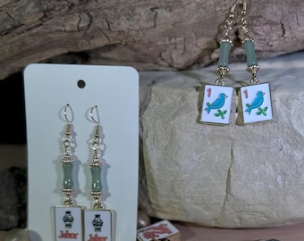 Eleganti orecchini Mahjong, filo rivestito in oro 18 carati senza nichel, leggeri, con gancio alla francese. Bird Bam (Salute!) - Mahjong, gente!