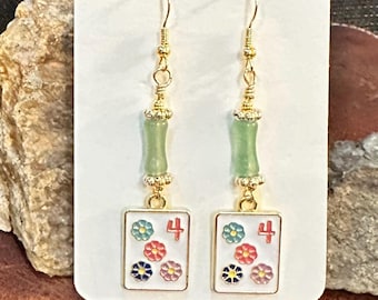 Orecchini colorati a forma di quattro tessere di Mahjong con fiori! Leggeri, senza nichel, con filo rivestito in oro 18 carati e chiusura a gancio.