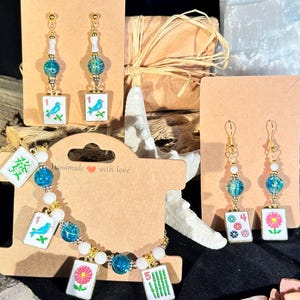 Eleganti orecchini a forma di uccello turchese con decorazioni in vetro e conchiglia, perfetti per il Mahjong. Senza nichel, con perni placcati in oro 18 carati. Leggerissimi! Mahjong, gente! immagine 2