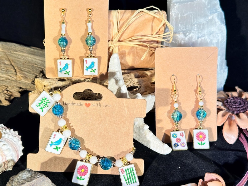 Eleganti orecchini a forma di uccello turchese con decorazioni in vetro e conchiglia, perfetti per il Mahjong. Senza nichel, con perni placcati in oro 18 carati. Leggerissimi! Mahjong, gente! immagine 2
