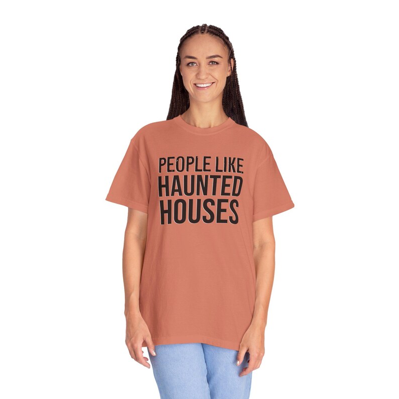 T-shirt « Les gens aiment les maisons hantées » | T-shirt Maisons hantées, T-shirt à texte effrayant image 9