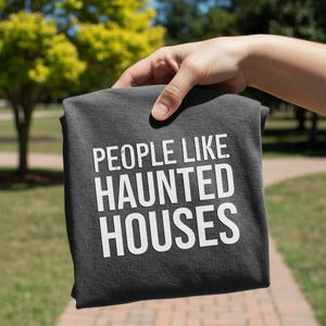 T-shirt « Les gens aiment les maisons hantées » | T-shirt Maisons hantées, T-shirt à texte effrayant image 4