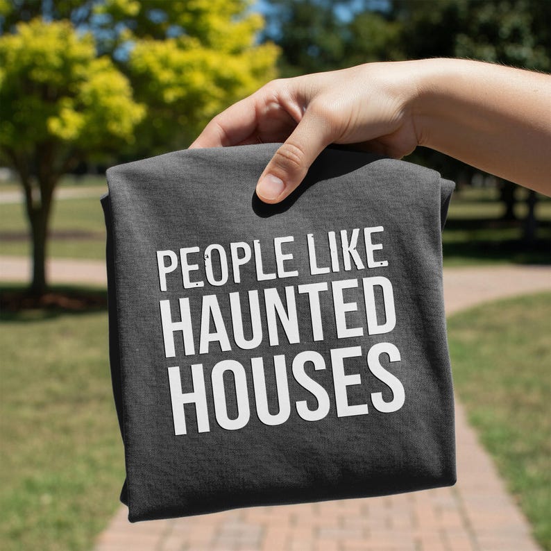 T-shirt « Les gens aiment les maisons hantées » | T-shirt Maisons hantées, T-shirt à texte effrayant image 4