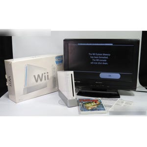 Nintendo Wii RVL-001 Console White GameCube Compatible Bundle with Box & Game