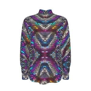 Pode incluir: Uma camisa de manga comprida com um padrão de pele de cobra iridescente colorido.