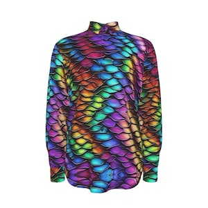 Könnte beinhalten: Ein langärmliges Hemd mit Knöpfen und einem farbenfrohen, schillernden Muster, das an Schuppen erinnert. Das Muster ist eine Mischung aus Blau, Grün, Lila, Orange und Rot.