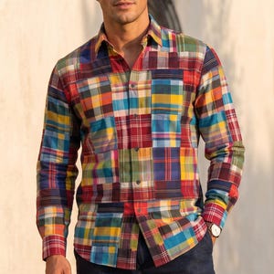 Könnte beinhalten: Ein langärmeliges Patchwork-Hemd in verschiedenen Farben, darunter Rot, Blau, Gelb und Grün. Das Hemd hat eine Knopfleiste und einen Kragen. Das Model trägt eine dunkelblaue Hose und eine Armbanduhr.
