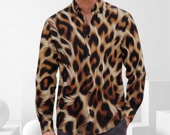 Pode incluir: Uma camisa de manga comprida com botões, apresentando um padrão de leopardo arrojado em tons de castanho, preto e bege. A camisa tem um colarinho padrão e uma carcela de botões frontal. É combinada com calças cinzentas escuras lisas.
