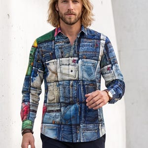 Könnte beinhalten: Ein langärmeliges Hemd mit Knopfleiste und einem Patchwork-Druck aus verschiedenen blauen Jeans-Taschen und Stofftexturen, akzentuiert durch grüne, gelbe und rosa Bereiche, kombiniert mit einer schlichten dunkelblauen Hose.