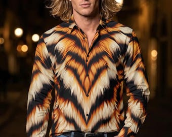 Pode incluir: Uma camisa de manga comprida com botões e um padrão de chevron repetitivo em tons de laranja, preto e creme. A camisa tem um colarinho pontiagudo, uma carcela de botões frontal e é usada dentro de calças de ganga azuis com um cinto de pele preta.
