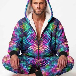 Psykedelisk pytonormskinnspäls med päls, mysig sparkdräkt, trippy ormskinnspyjamas, Chillax loungewear-jumpsuit med dubbelsidig päls