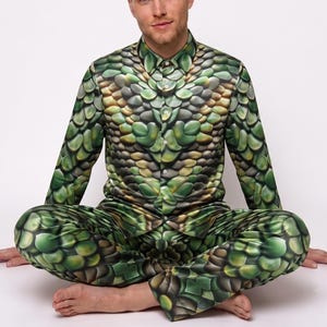 Op de afbeelding: Een overhemd met lange mouwen en bijpassende broek met een herhalend patroon van groene en gele schubben. Het kledingstuk heeft een puntige kraag, een knoopsluiting aan de voorzijde met witte knopen en een getailleerd silhouet met lange mouwen.