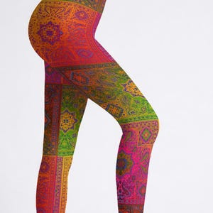 Può includere: Leggings colorati con un design patchwork. I leggings presentano una varietà di colori tra cui rosso, arancione, verde e rosa. Il motivo ha un design geometrico con elementi floreali.