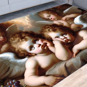 Könnte beinhalten: Rechteckiger Teppich mit einem Gemälde im Renaissance-Stil, das geflügelte Engel vor einem bewölkten Himmel zeigt. Der Teppich hat ein detailliertes, künstlerisches Design mit sanften Farben und einem klassischen Thema. Eine Traube ist in der Ecke zu sehen.