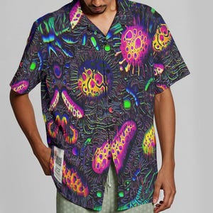 Op de afbeelding: Korte mouwen overhemd met een levendig, psychedelisch patroon. Het ontwerp heeft een donkere achtergrond met neonkleurige, abstracte vormen in roze, geel, groen en blauw. Het overhemd heeft een klassieke kraag en een relaxte pasvorm.