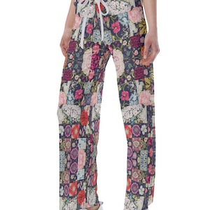 Puede incluir: Pantalones de pierna ancha con estampado floral que presenta un diseño de patchwork. Los pantalones tienen cintura con cordón y están hechos de una tela suave y cómoda.