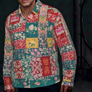 Peut inclure: Veste patchwork colorée avec un motif floral rouge, vert, jaune et rose. La veste a une fermeture boutonnée et des manches longues. La veste est portée par une personne.