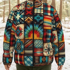 Op de afbeelding: Een kleurrijke patchworkjas met een hoge kraag en een zwarte ritssluiting. De jas heeft verschillende patronen, waaronder ruitjes, geometrische ontwerpen en Southwestern-geïnspireerde motieven in blauw, rood, oranje en teal.