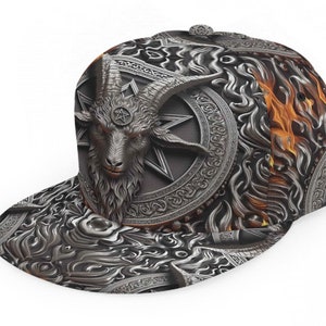 Może przedstawiać: Czarna i srebrna czapka z daszkiem z detalicznym wzorem głowy kozy z rogami, pentagramem i płomieniami. Wzór jest okrągły i ma metaliczny wygląd.