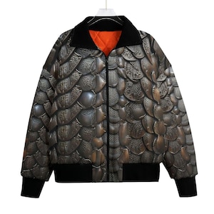 Pode incluir: Uma jaqueta bomber preta com fecho de correr e um design único com um padrão de escamas metálicas sobrepostas.