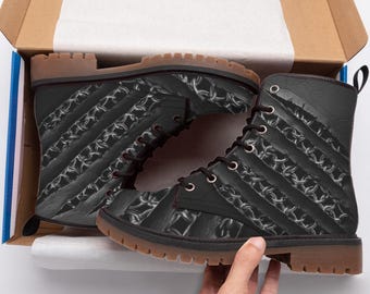 Botas de combate para hombre con cadenas plateadas y cortes, calzado con audio musical punk rock, código QR interactivo con cordones, regalo genial para rockeros góticos.