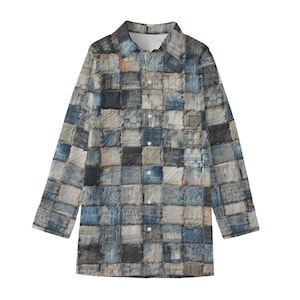 Könnte beinhalten: Ein langärmliges Hemd mit Patchwork-Design. Das Hemd hat ein Muster aus verschiedenen blauen, grauen und weißen Quadraten, wodurch ein strukturierter Look entsteht. Das Hemd hat einen klassischen Kragen und weiße Knöpfe.