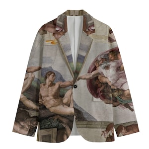 Könnte beinhalten: Ein Blazer mit einem Druck von Michelangelos Fresko 'Die Erschaffung Adams'. Die Jacke hat einen einzelnen schwarzen Knopfverschluss und ein weißes Innenfutter. Das Kunstwerk bedeckt die gesamte Jacke und zeigt die ikonische biblische Szene.