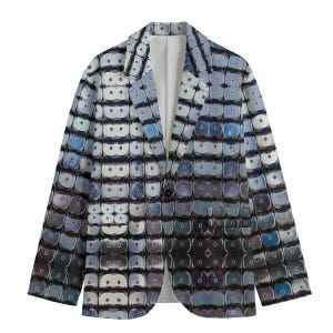 Könnte beinhalten: Ein blauer Blazer mit einem Muster aus sich wiederholenden kleinen, kreisförmigen Formen in Blautönen, Weiß und Schwarz.
