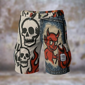 Puede incluir: Pantalones cortos cargo con un diseño único que presenta calaveras, llamas y una ilustración de diablo rojo. Los pantalones cortos tienen una apariencia de mezclilla y lona desgastada, con una etiqueta "DAMAGED YOUTH" en el bolsillo.