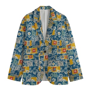 Pode incluir: Um blazer azul com um design de patchwork com padrões florais amarelos, vermelhos e brancos.