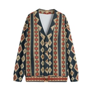 Puede incluir: Cárdigan estampado en azul marino, beige y rojo. El suéter de frente abierto presenta un cuello en V y botones de madera. El diseño incluye rayas verticales y formas de diamante, con un patrón geométrico en la parte inferior.