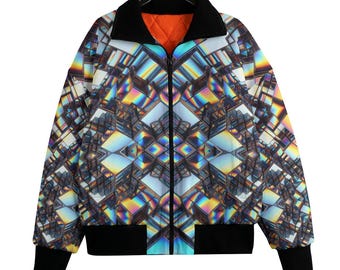 Puede incluir: Chaqueta bomber con cremallera y estampado geométrico iridiscente. La chaqueta tiene cuello, puños y dobladillo negros, con forro interior naranja. El diseño incorpora un patrón repetido de formas reflectantes multicolores.