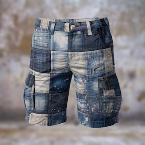 Könnte beinhalten: Jeans-Patchwork-Shorts in Blau- und Weißtönen. Die Shorts haben einen Knopfverschluss, Gürtelschlaufen und Cargotaschen. Das Design ist eine Collage aus Jeansquadraten, die ein einzigartiges und strukturiertes Aussehen erzeugt.