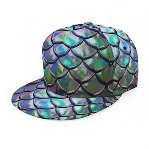 Puede incluir: Una gorra snapback azul y verde iridiscente con un patrón de escamas de sirena.