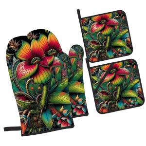 Puede incluir: Un juego de dos guantes para horno y dos posavasos con un diseño gráfico colorido de plantas carnívoras con acentos rojos, amarillos, verdes y negros.