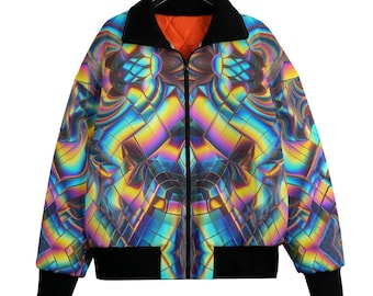 Puede incluir: Chaqueta con cremallera con un vibrante patrón geométrico iridiscente en tonos de azul, amarillo, morado y verde. La chaqueta tiene cuello, puños y dobladillo negros, y un forro acolchado naranja.