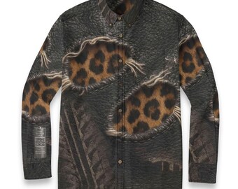Pode incluir: Camisa abotoada de manga comprida com um design único. A camisa apresenta um fundo escuro e texturizado com patches de estampa de leopardo. Possui gola abotoada e um pequeno bolso na manga esquerda.