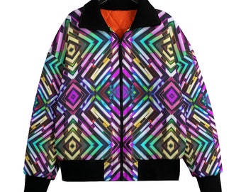 Puede incluir: Una chaqueta bomber negra con un estampado geométrico colorido. La chaqueta tiene una cremallera y un cuello, puños y dobladillo de canalé.
