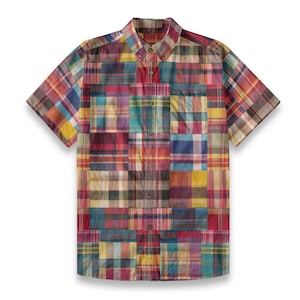 以下が含まれることがあります： 赤、青、黄、緑の様々な格子柄のパッチワークデザインが施された、ボタン留めの半袖シャツです。
